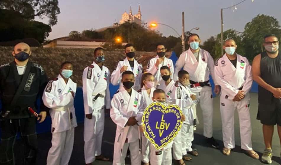 Projeto social de lutas na Igreja da Penha, no Rio, leva esperança a jovens do bairro; saiba mais