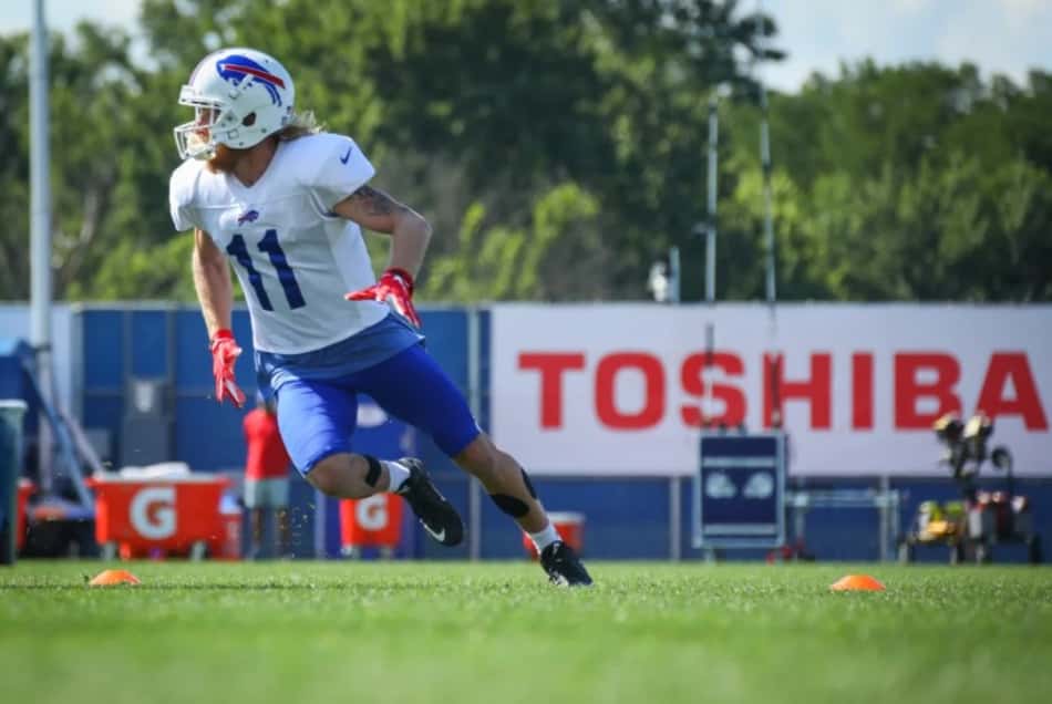 Por não terem se vacinado, Cole Beasley e Gabriel Davis vão perder cinco dias de treinos no Buffalo Bills