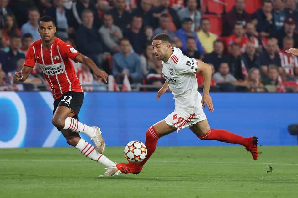Benfica segura pressão com um a menos, empata com o PSV e vai à fase de grupos da Champions League