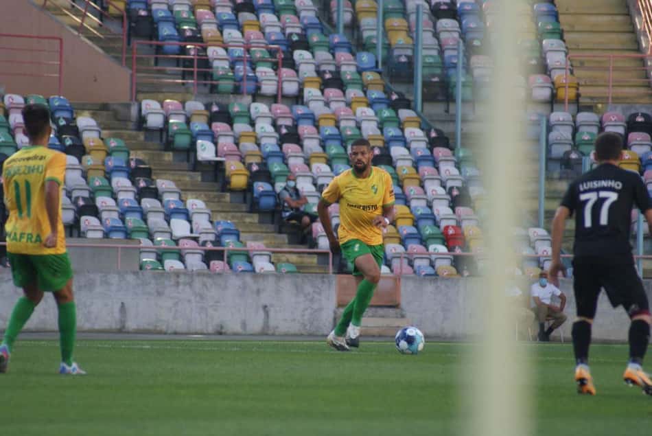 Pedro Barcelos celebra primeiro gol pelo CD Mafra, de Portugal, e projeta temporada na LigaPro