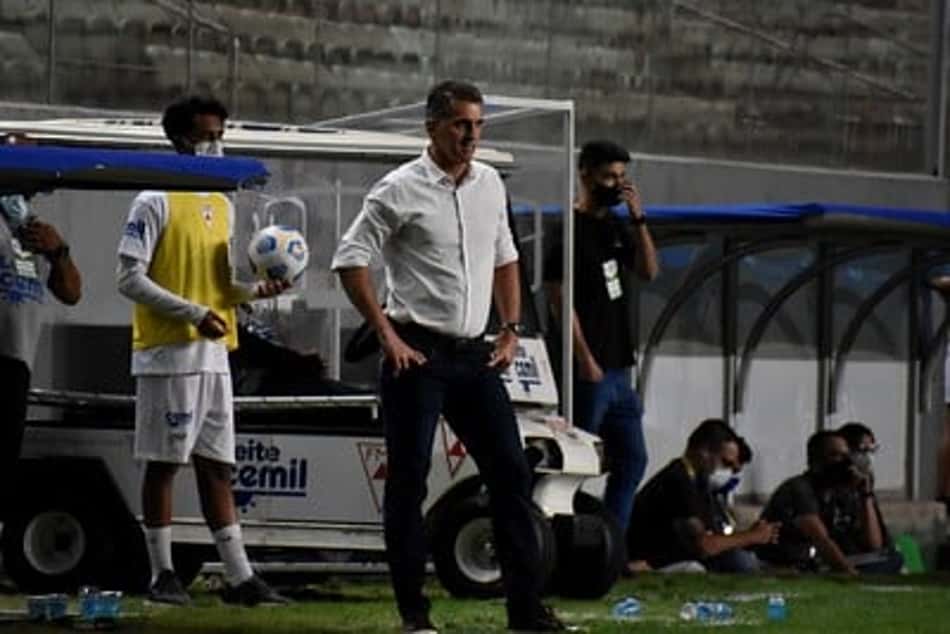 O América-MG está com Vagner Mancini há dois meses no cargo, teve uma melhora no desempenho, mas ainda não saiu do Z4