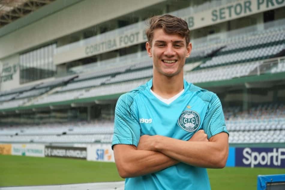 Estudo coloca lateral do Coritiba entre jovens que mais ganharam experiência em 2021