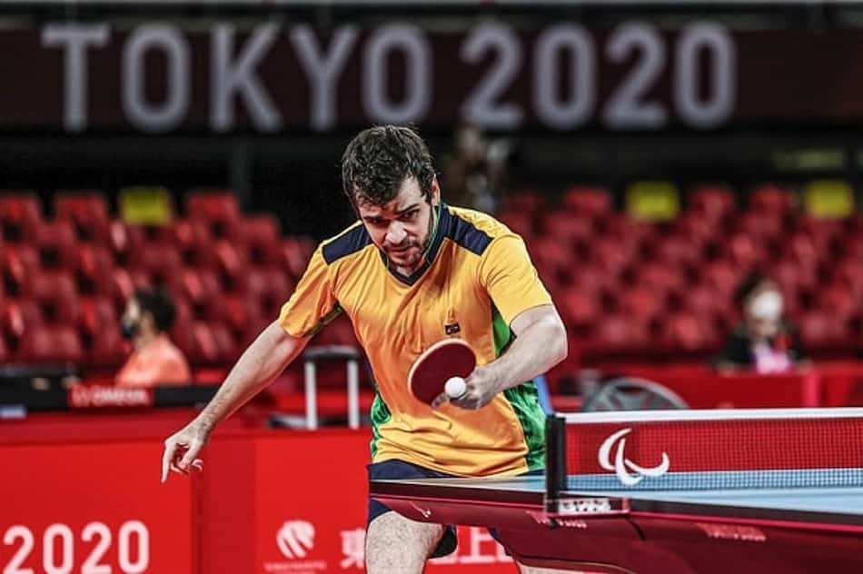 Bruna Alexandre e Israel Stroh vencem duelos no tênis de mesa nos Jogos Paralímpicos