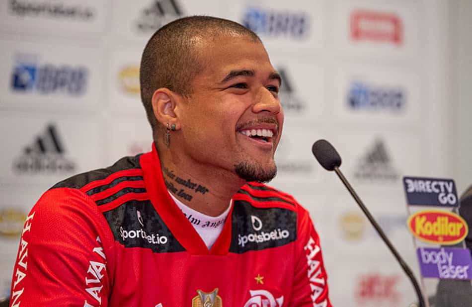 Kenedy brinca sobre gafe cometida em sua apresentação no Flamengo