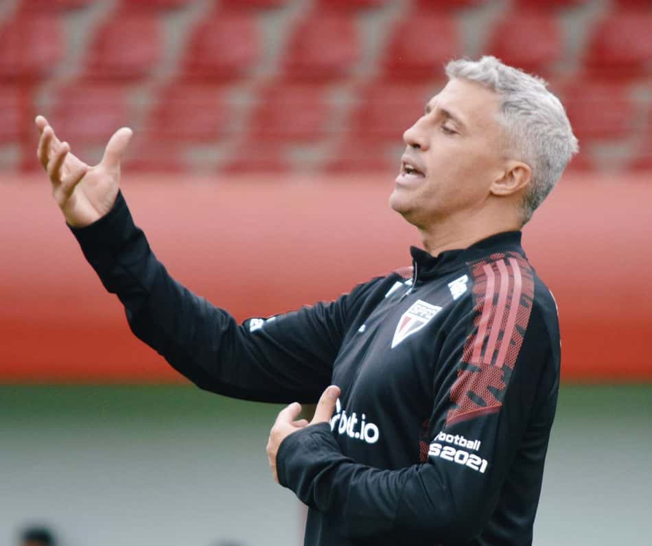 Crespo chega ao São Paulo com missão de superar maratona decisiva pós-Mundial