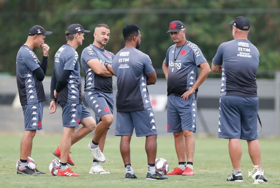 Postura, estilo de jogo, jejum de Cano e retorno de Castan: o que observar no Vasco contra a Ponte Preta
