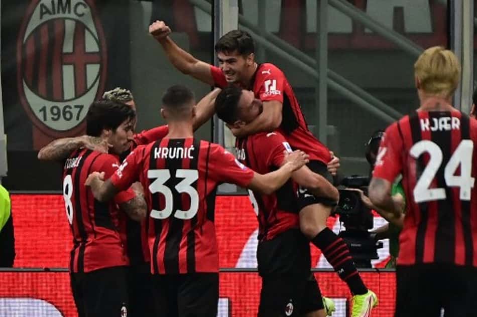 Milan dá show no primeiro tempo e goleia o Cagliari pelo Italiano