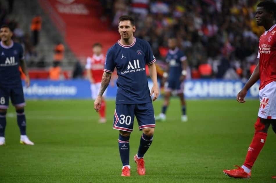 Jogador do PSG brinca ao entrar em campo junto com Messi