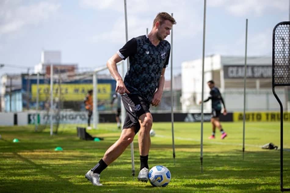Klaus volta a treinar e pode voltar contra o Grêmio