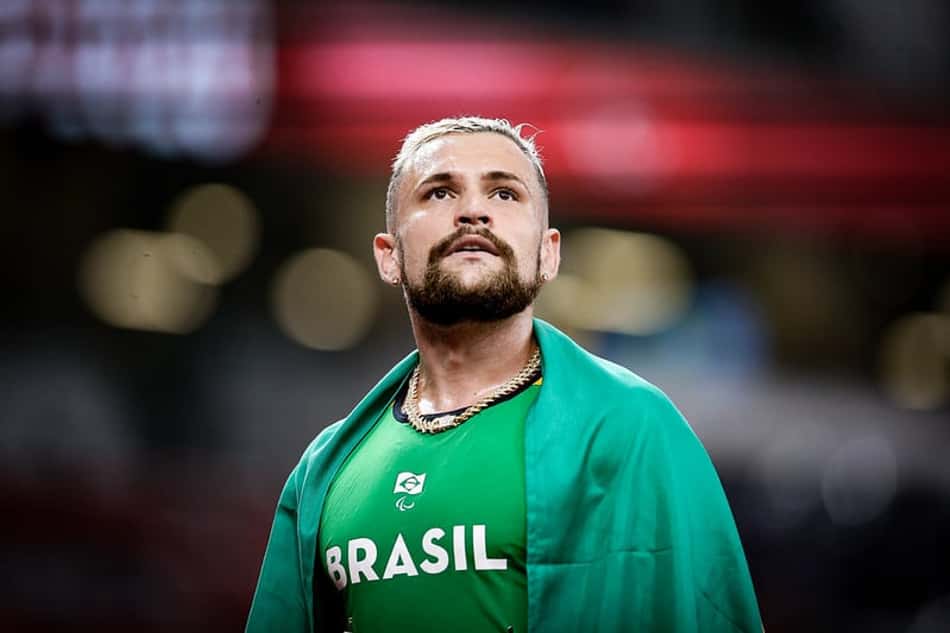 Brasileiro perde final dos 100m por 0s01 e é prata nas Paralimpíadas