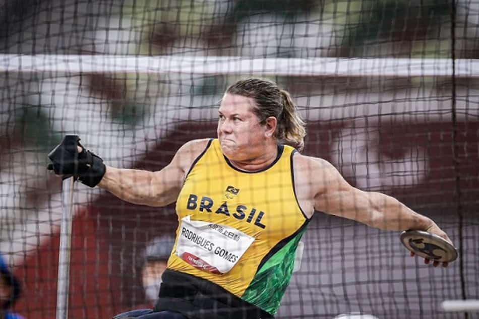 Beth Gomes quebra recorde mundial e leva ouro no lançamento de disco