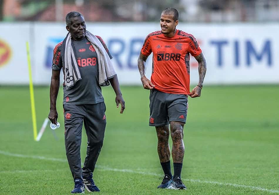Flamengo passa a ter Kenedy como dúvida, mas deve contar com voltas importantes no próximo jogo
