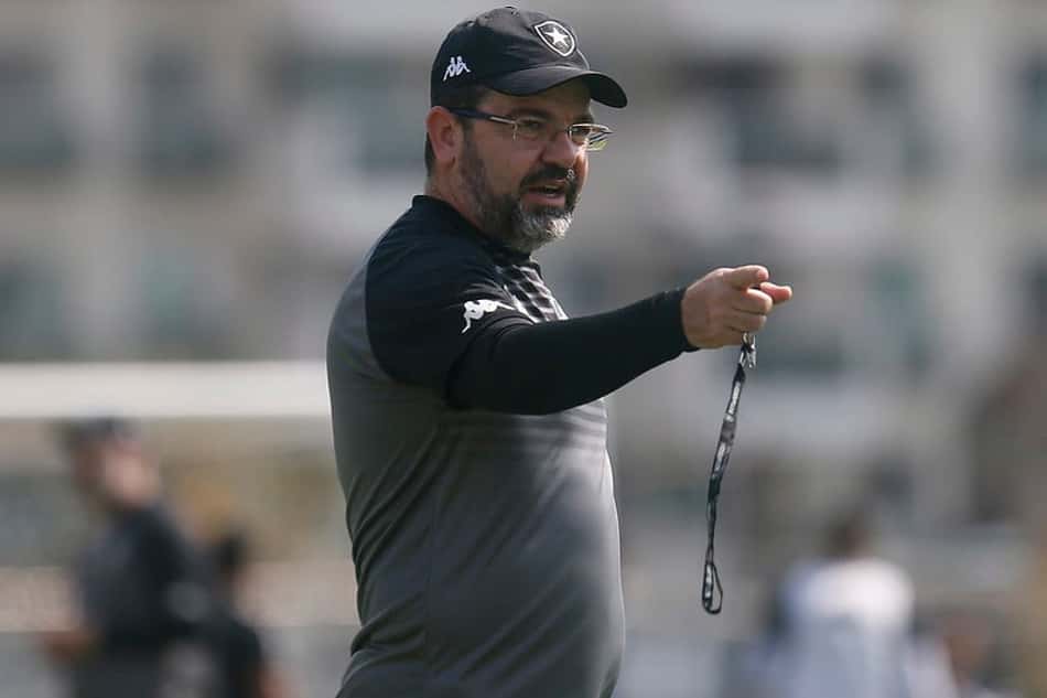 Enderson Moreira elogia atuação de Rafael Navarro pelo Botafogo: 'Torcemos para que ele permaneça'