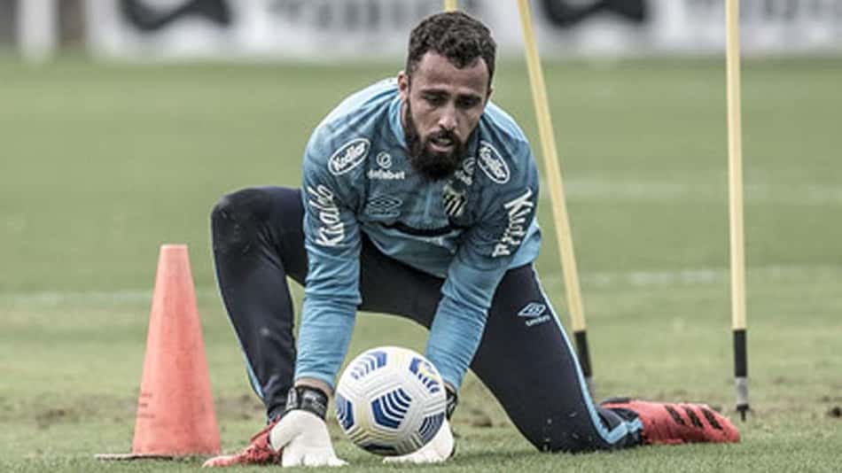 Com João Paulo suspenso, Jandrei pode fazer estreia no gol do Santos