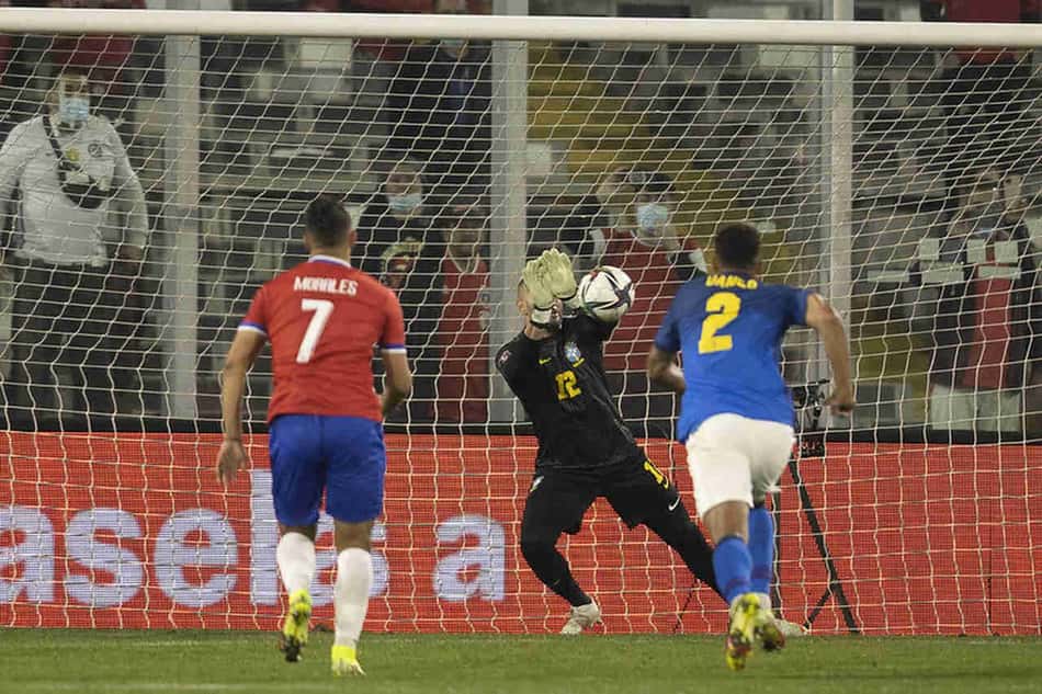 Weverton faz golaço em treino do Brasil após jogo cancelado