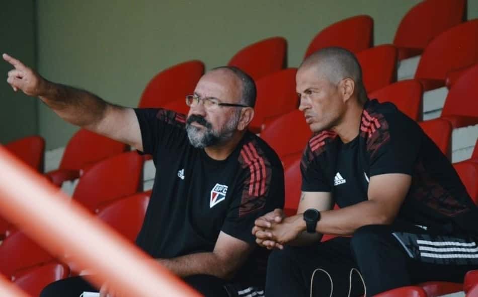 Alex acompanhou o treino ao lado do auxiliar PC de Oliveira