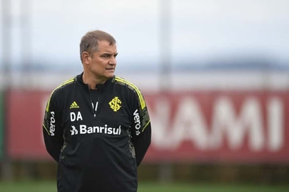 Com Victor Cuesta, Aguirre esboça Inter para encarar a Chape
