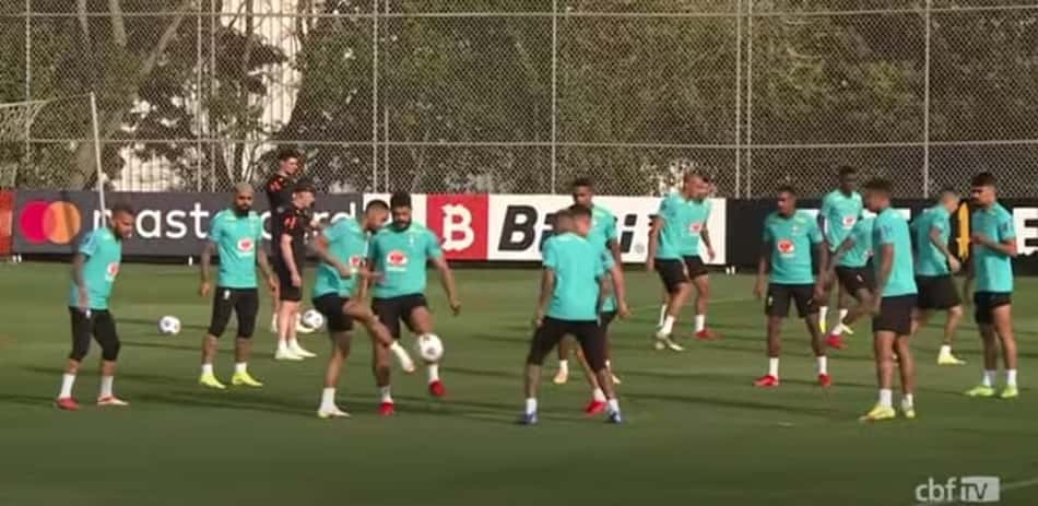 Seleção retoma rotina de treinos de olho no confronto com o Peru; delegação viaja à noite para o Recife
