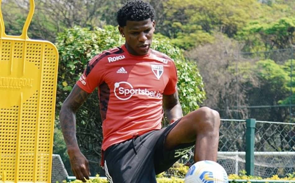 Sem Miranda, São Paulo contará com Arboleda no Majestoso; veja os números dele na temporada