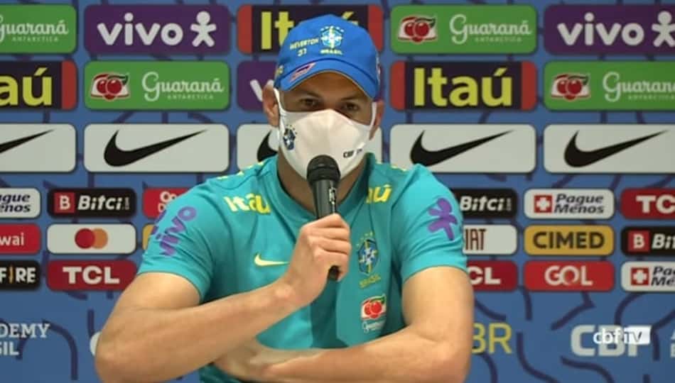 Weverton 'vira a página' do episódio em Brasil x Argentina e celebra nova chance como titular na Seleção