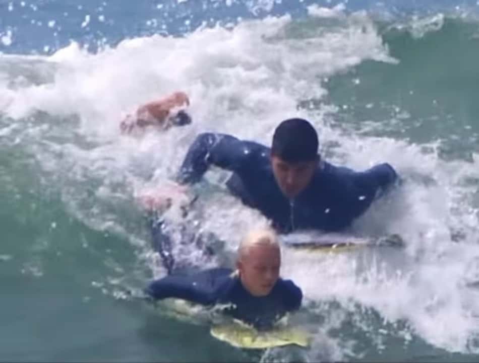 VÍDEO: 'Instrutor' Medina ajuda garotinho a surfar em meio a onda lotada de surfistas