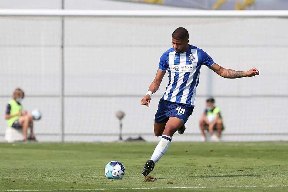 Próximo de completar um ano pelo Porto B, João Marcelo é integrado aos treinos do profissional