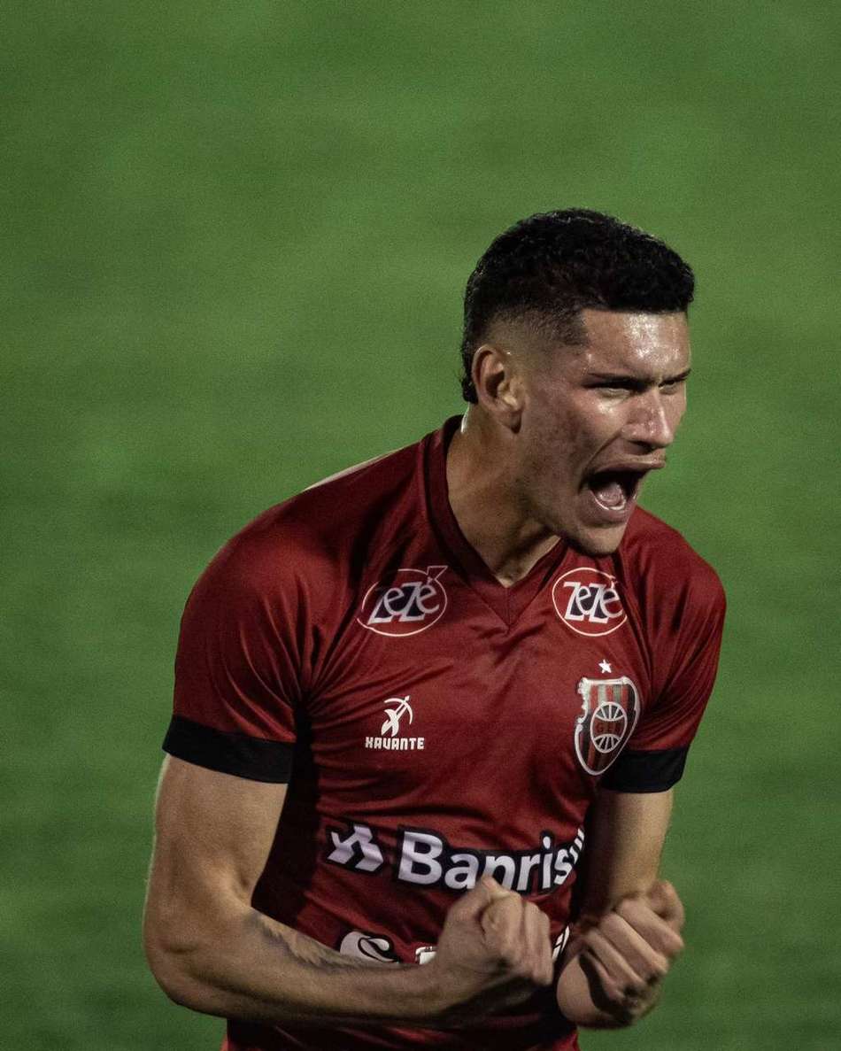 João Siqueira, do Brasil de Pelotas, comemora minutos no profissional: 'É para isso que treinamos todos os dias'