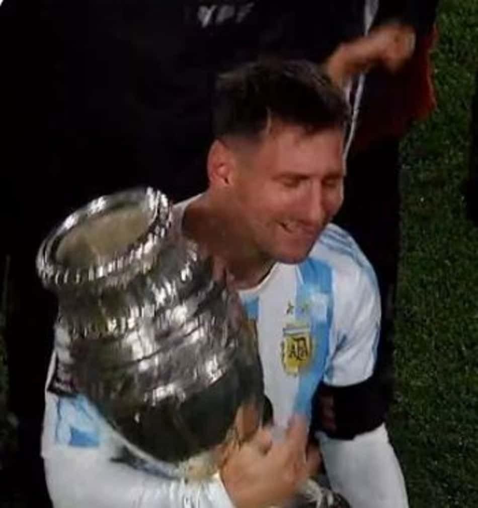 Messi chora e levanta a taça da Copa América no Monumental de Núñez