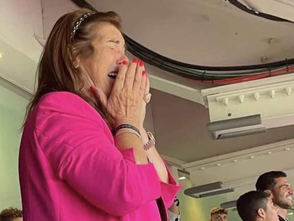 Mãe de Cristiano Ronaldo chora com gol do filho em reestreia pelo Manchester United