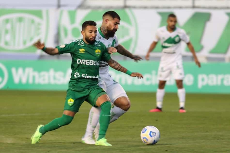 Cuiabá desliga Clayson após denúncia de agressão a mulher