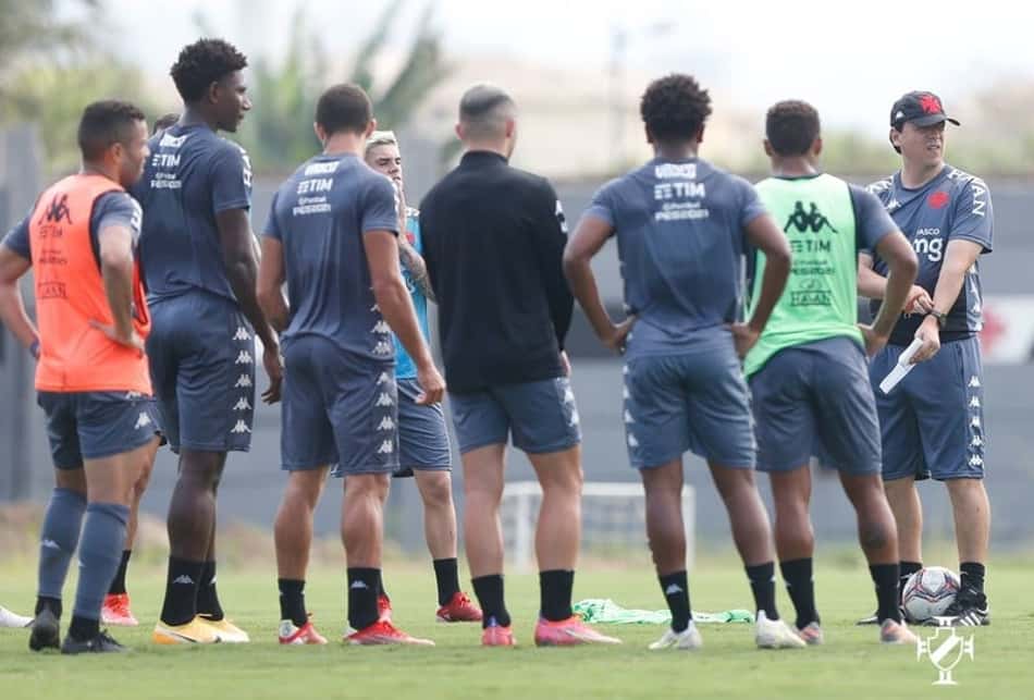 Defesa vulnerável e falhas constantes: Vasco já levou gol em 75% dos jogos da Série B do Brasileirão