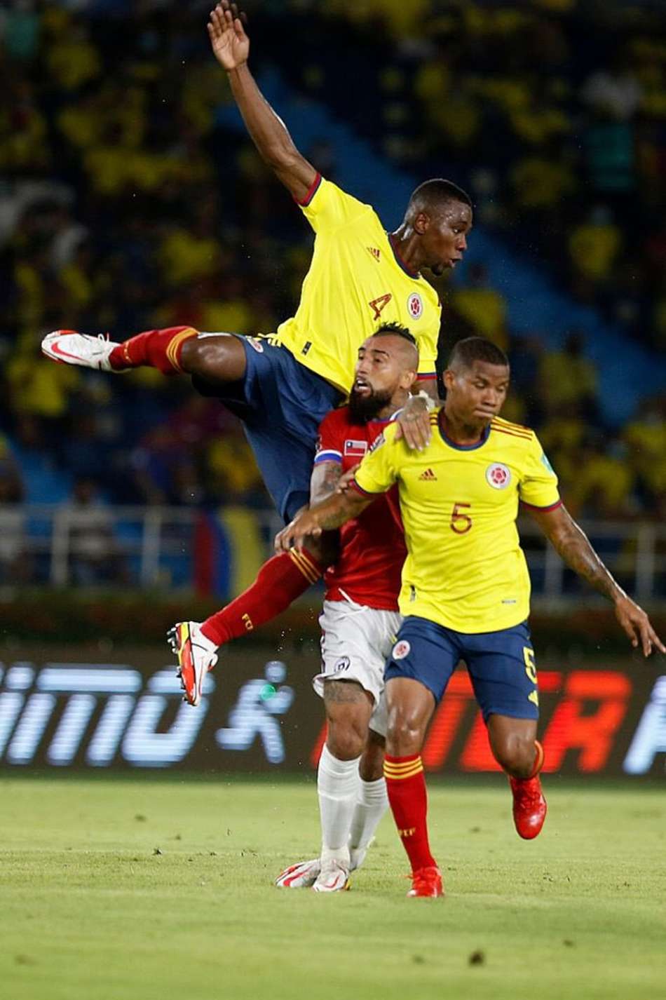 Após mais um fracasso nas Eliminatórias, Vidal desabafa: "é um inferno jogar aqui"