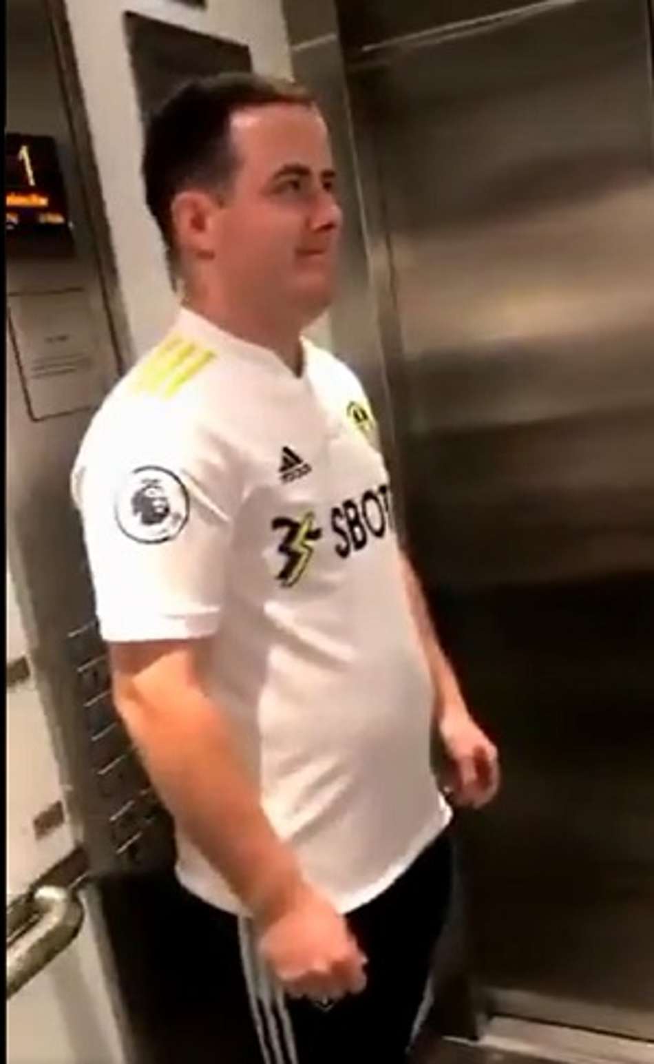 Torcedor do Leeds trava ao encontrar Bielsa no elevador; veja o vídeo