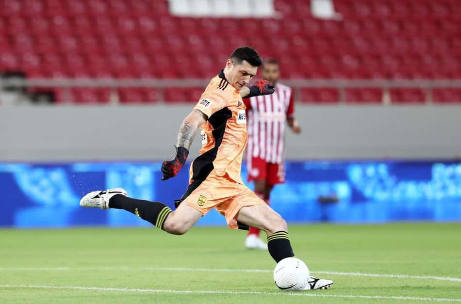 Denis celebra estreia sem sofrer gol pelo Aris no Campeonato Grego