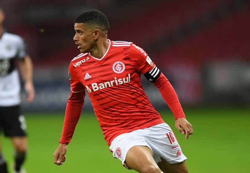 Taison convoca a torcida do Inter para duelo contra o Bragantino