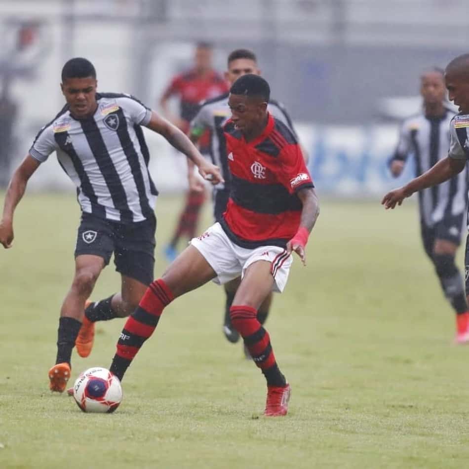De virada, Flamengo vence o Botafogo e garante vaga na final do Campeonato Carioca sub-20