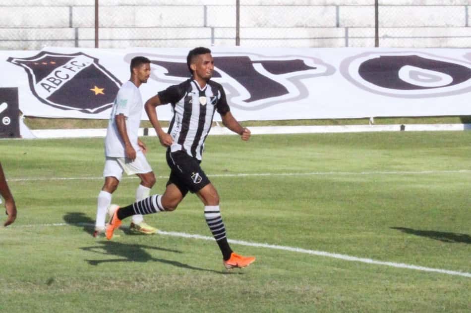 Alisson valoriza semana de treinos antes de decisão pelo ABC: 'Grupo é bom'