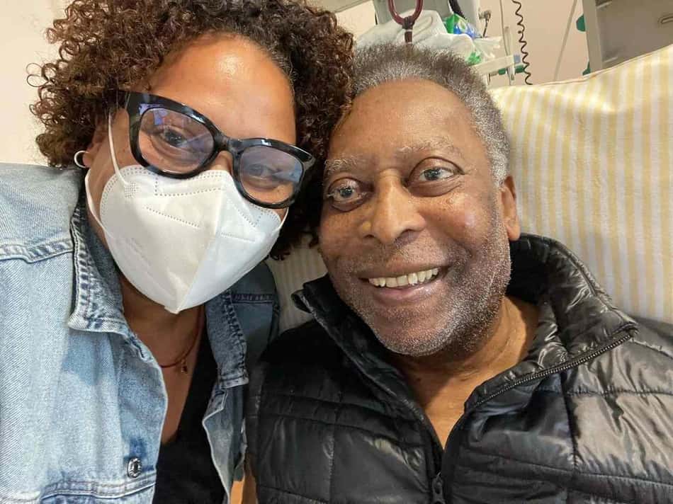 Filha de Pelé tranquiliza fãs após Rei do Futebol ser internado em São Paulo