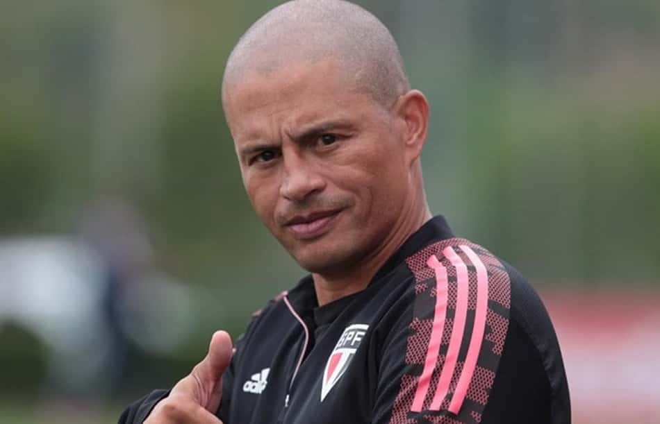Alex faz planos para treinar time profissional após fim do contrato com o São Paulo