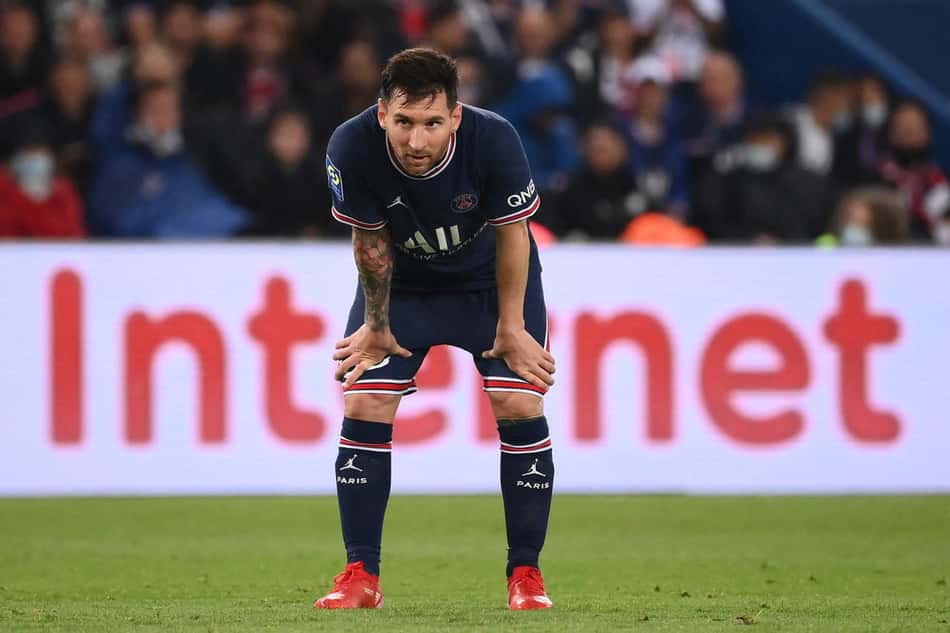 Messi sofre lesão no joelho, não enfrenta o Metz e passa a ser dúvida para duelo com o Manchester City