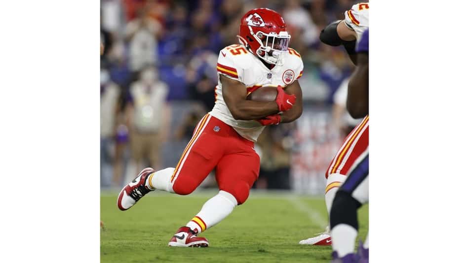 Após fumble decisivo, Mahomes consola Clyde Edwards-Helaire: 'Ele será importante'