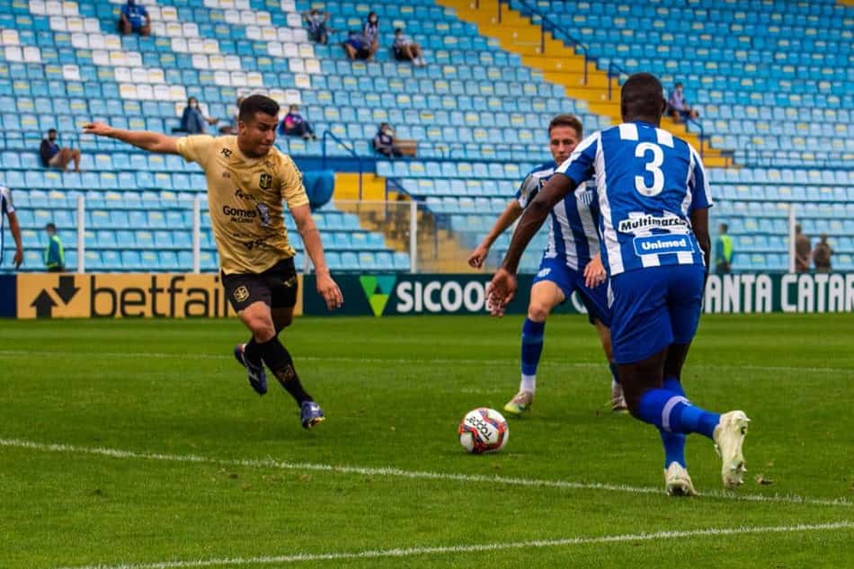 Alessandro vibra com gol contra Avai e projeta próxima rodada da Copa SC