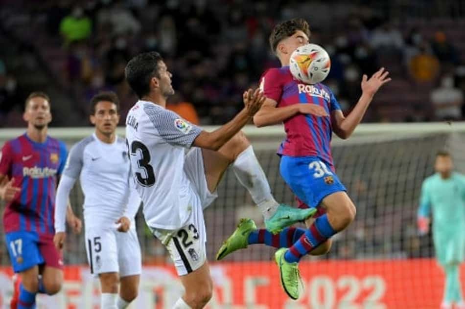 Barcelona marca perto do fim e empata com o Granada em LaLiga