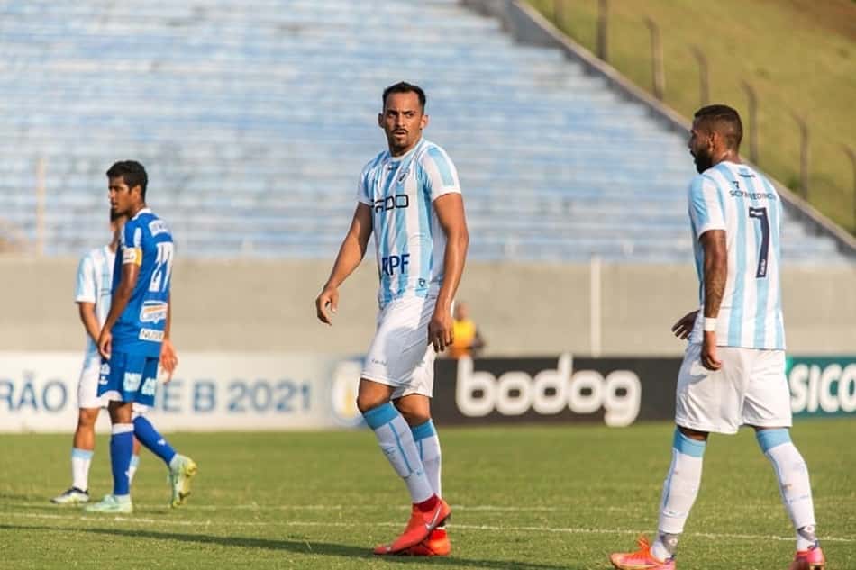 Marcão celebra primeira chance como titular do Londrina: 'Dá confiança para a sequência'