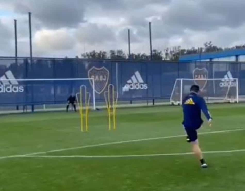 Riquelme mostra que pontaria em cobrança de falta está em dia; assista