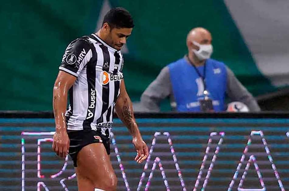 Leila Pereira posta foto abraçada em trave 'milagrosa' de Palmeiras e Atlético; web brinca: 'Craque do jogo'