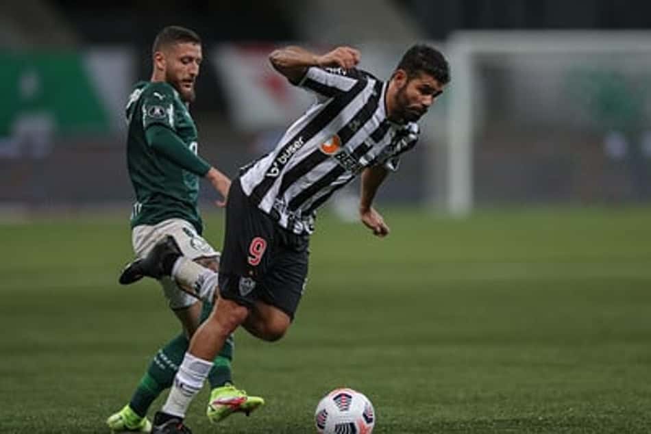 Diego Costa, do Atlético-MG, sente incômodo na coxa esquerda contra o Palmeiras e terá de ser avaliado