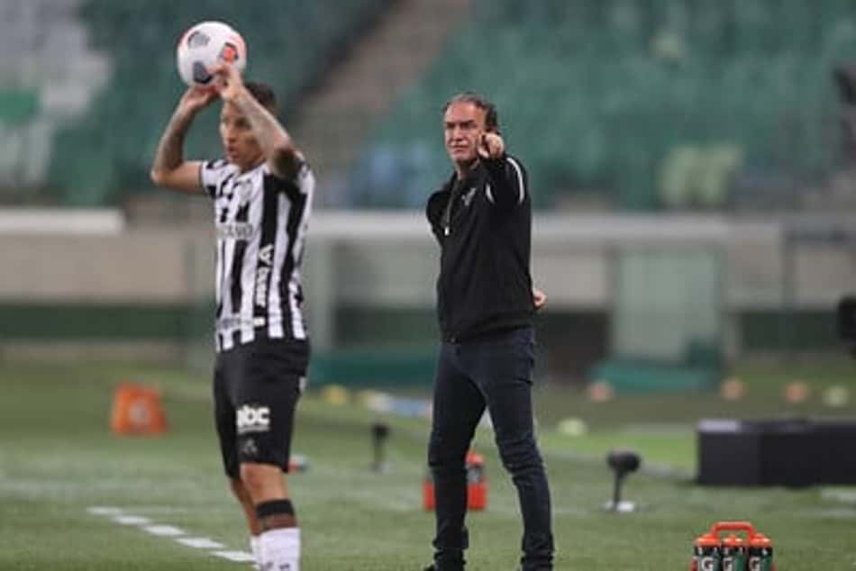 'Fomos melhores em todos os quesitos do jogo', avalia Cuca após empate com o Palmeiras