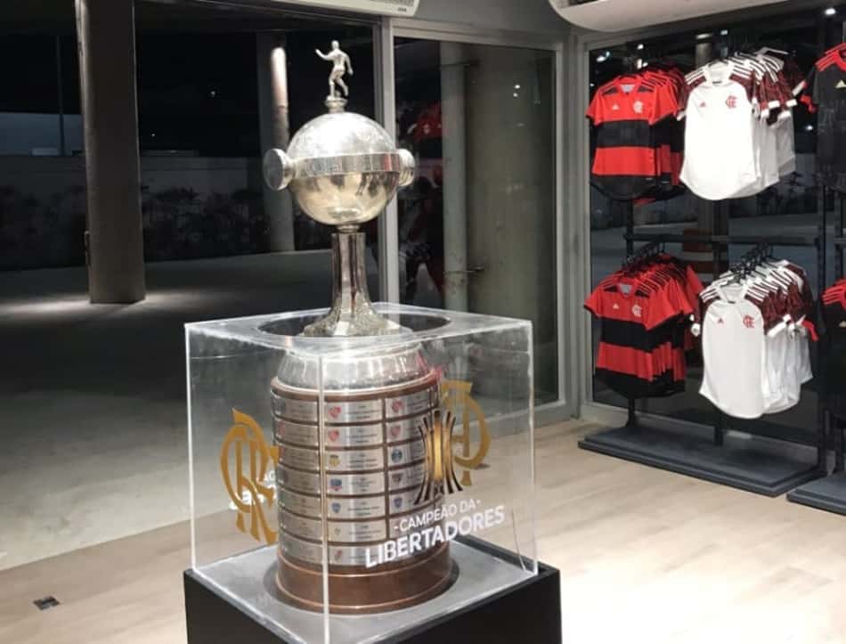Com réplica da taça da Libertadores e presença da Charanga, loja do Maracanã é inaugurada