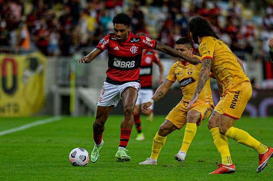 Vitinho iguala Arrascaeta e se torna o líder de assistências do Flamengo na temporada